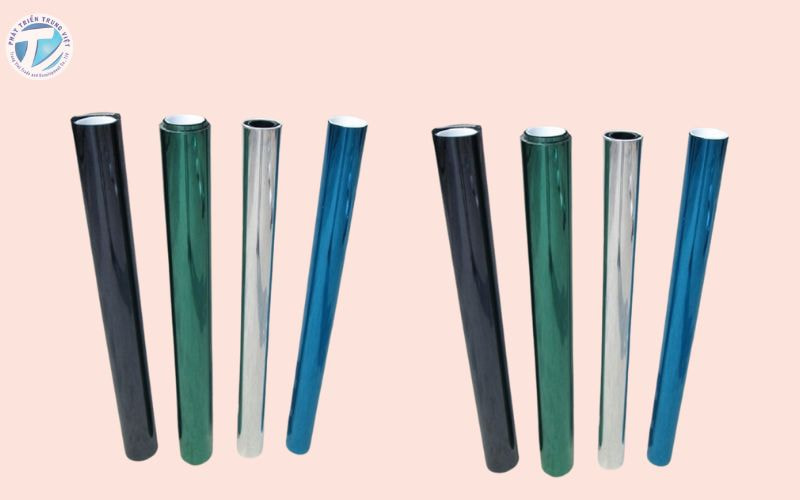 Decal dán kính là lớp màng mỏng được sản xuất từ nhựa vinyl hoặc polyester